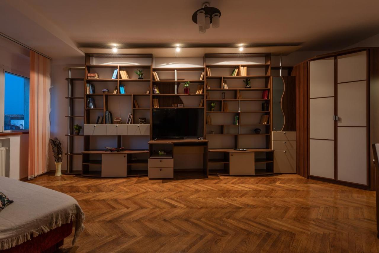 Old Town Home Library Бухарест Екстер'єр фото